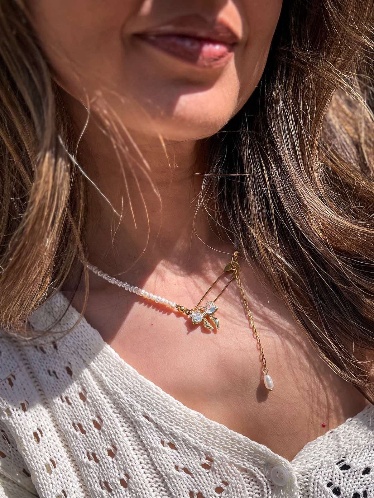Колие "Aura" перли и закопчалка секретна игла