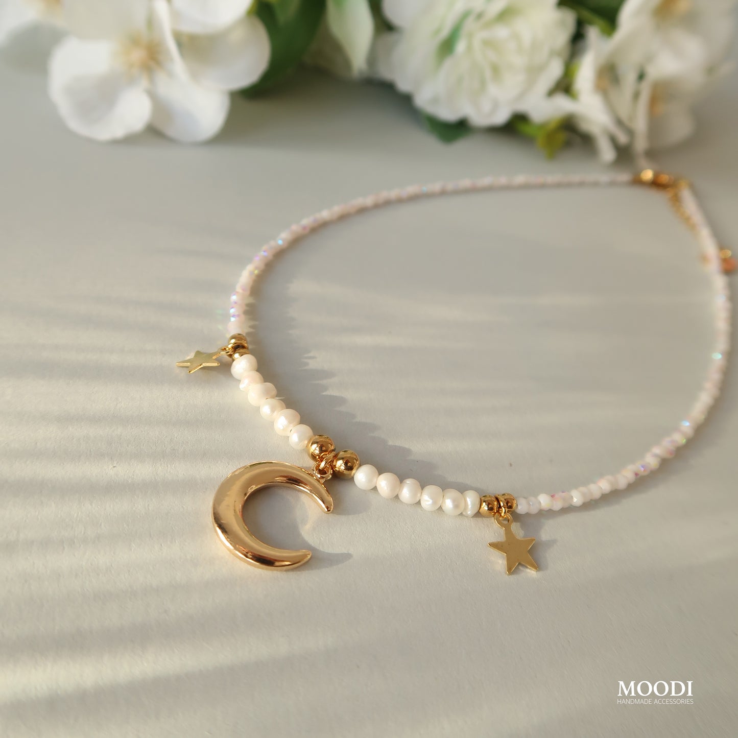 Колие с перли и Луна