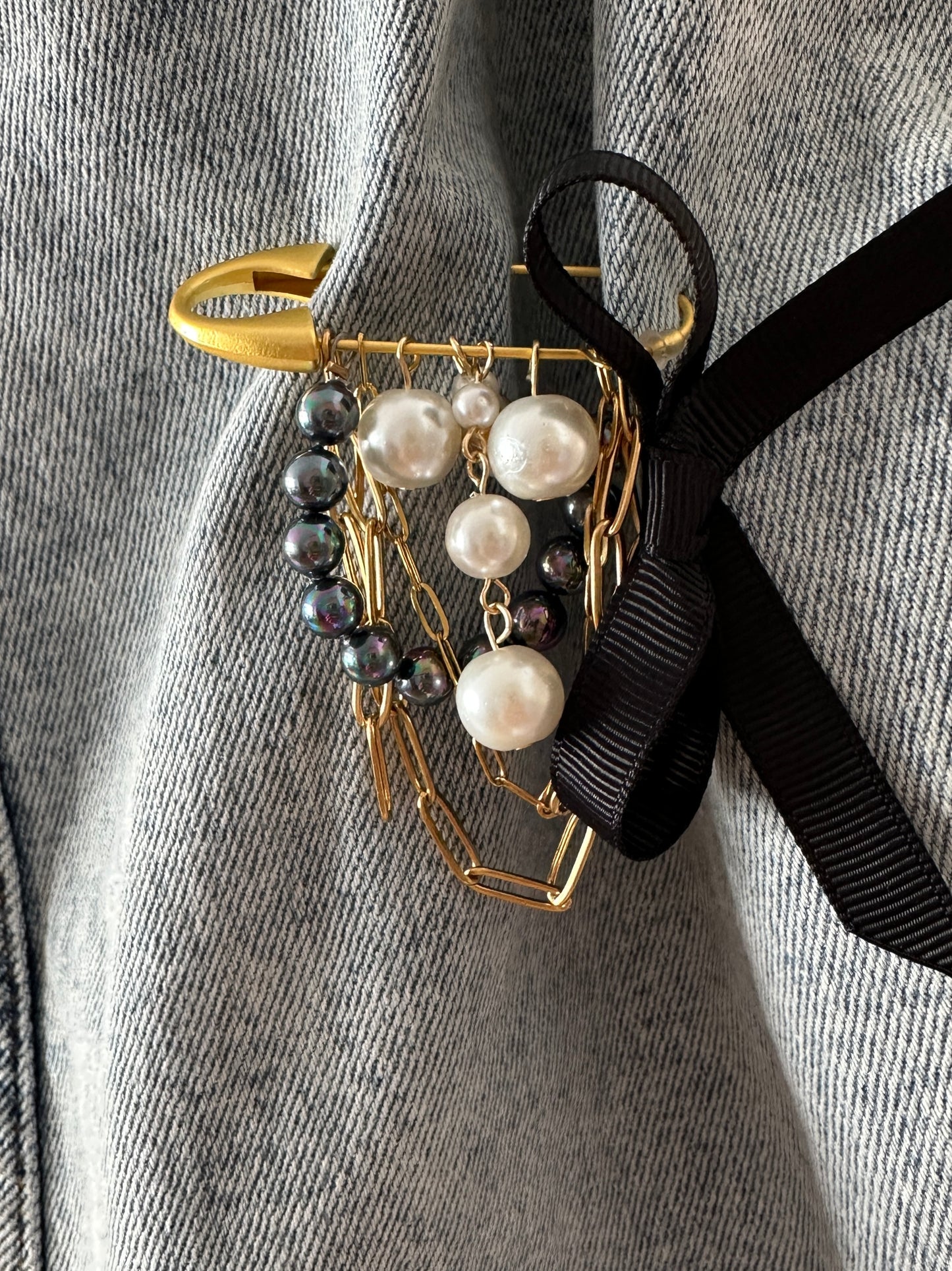 Брошка "Scarlet Muse"