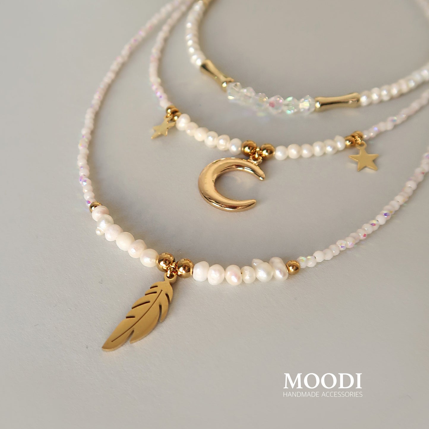 Колие с перли и Перо