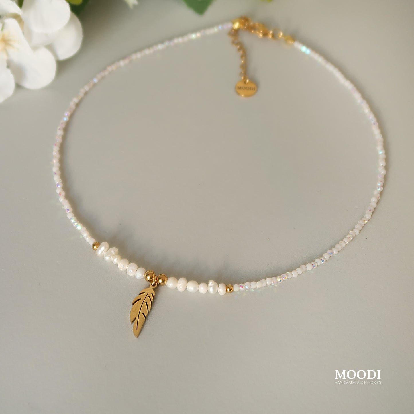 Колие с перли и Перо