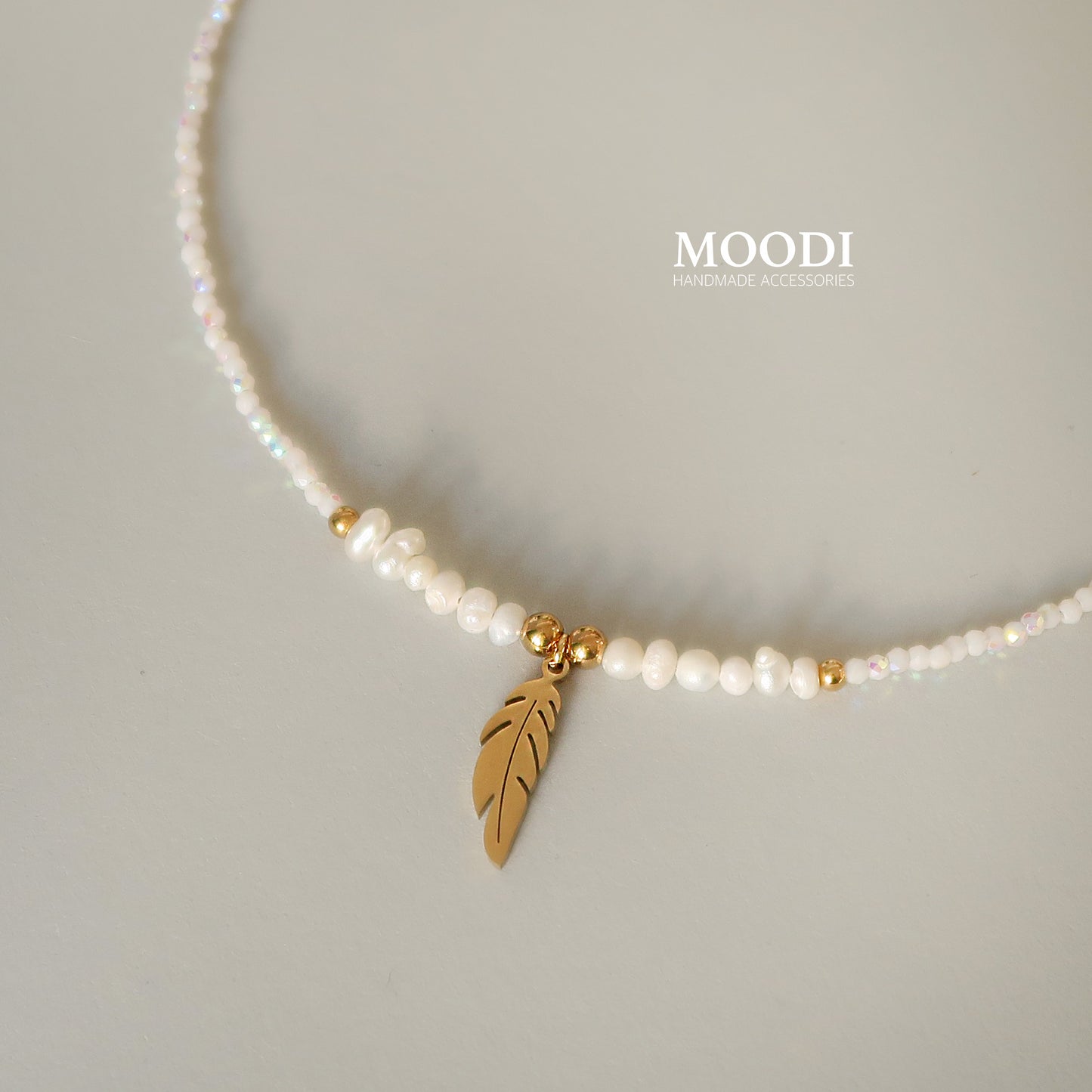 Колие с перли и Перо