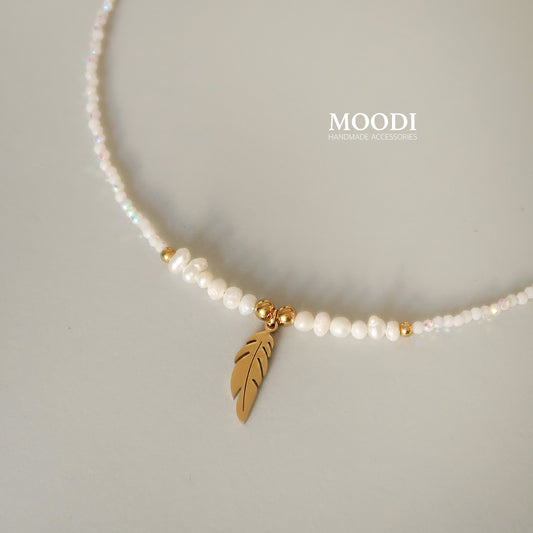 Колие с перли и Перо