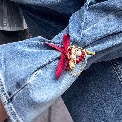 Брошка "Scarlet Muse"