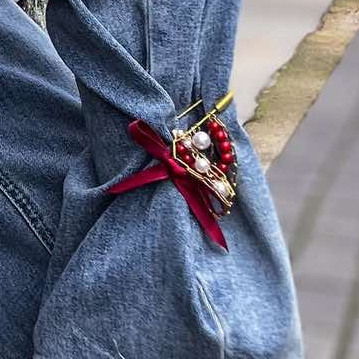 Брошка "Scarlet Muse"