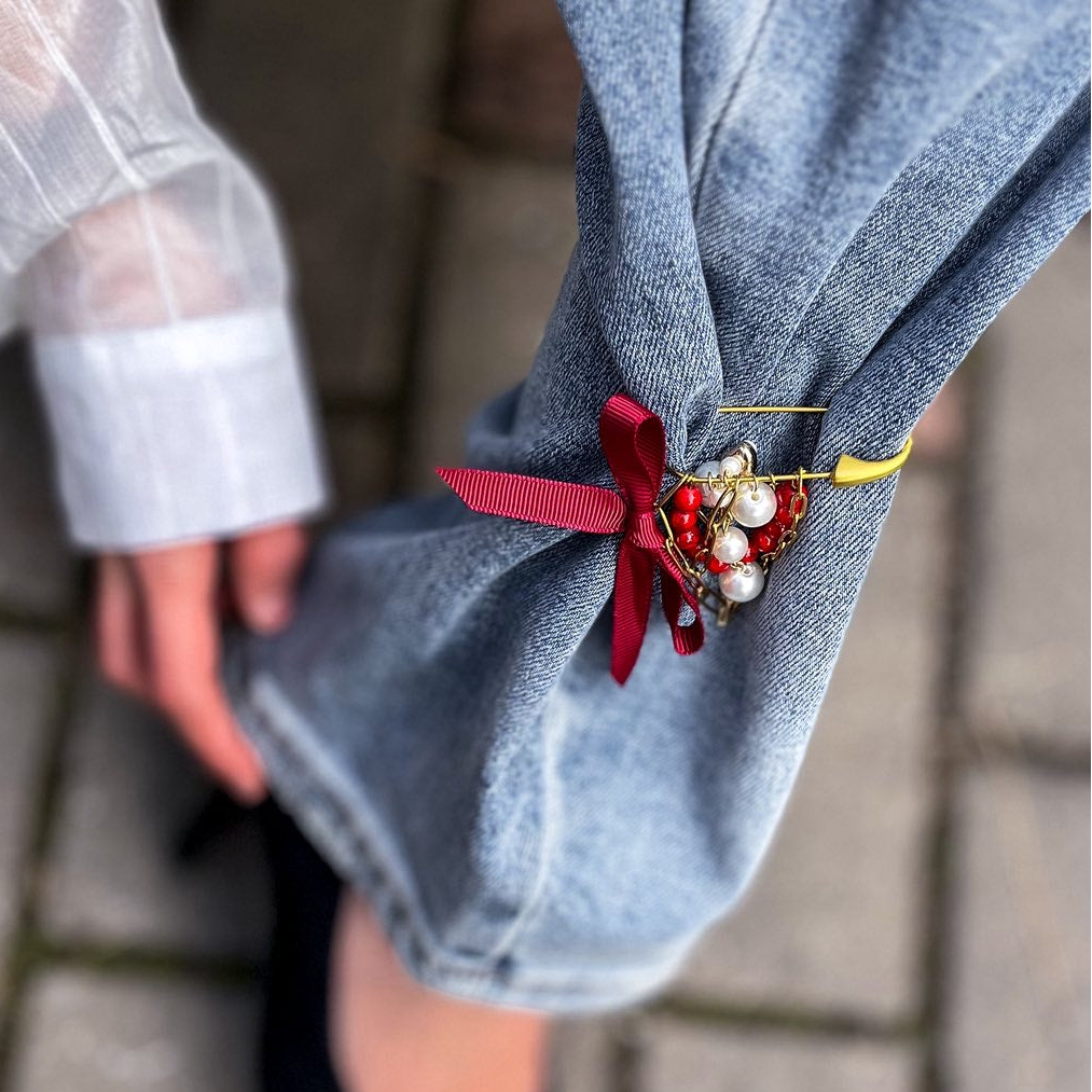 Брошка "Scarlet Muse"