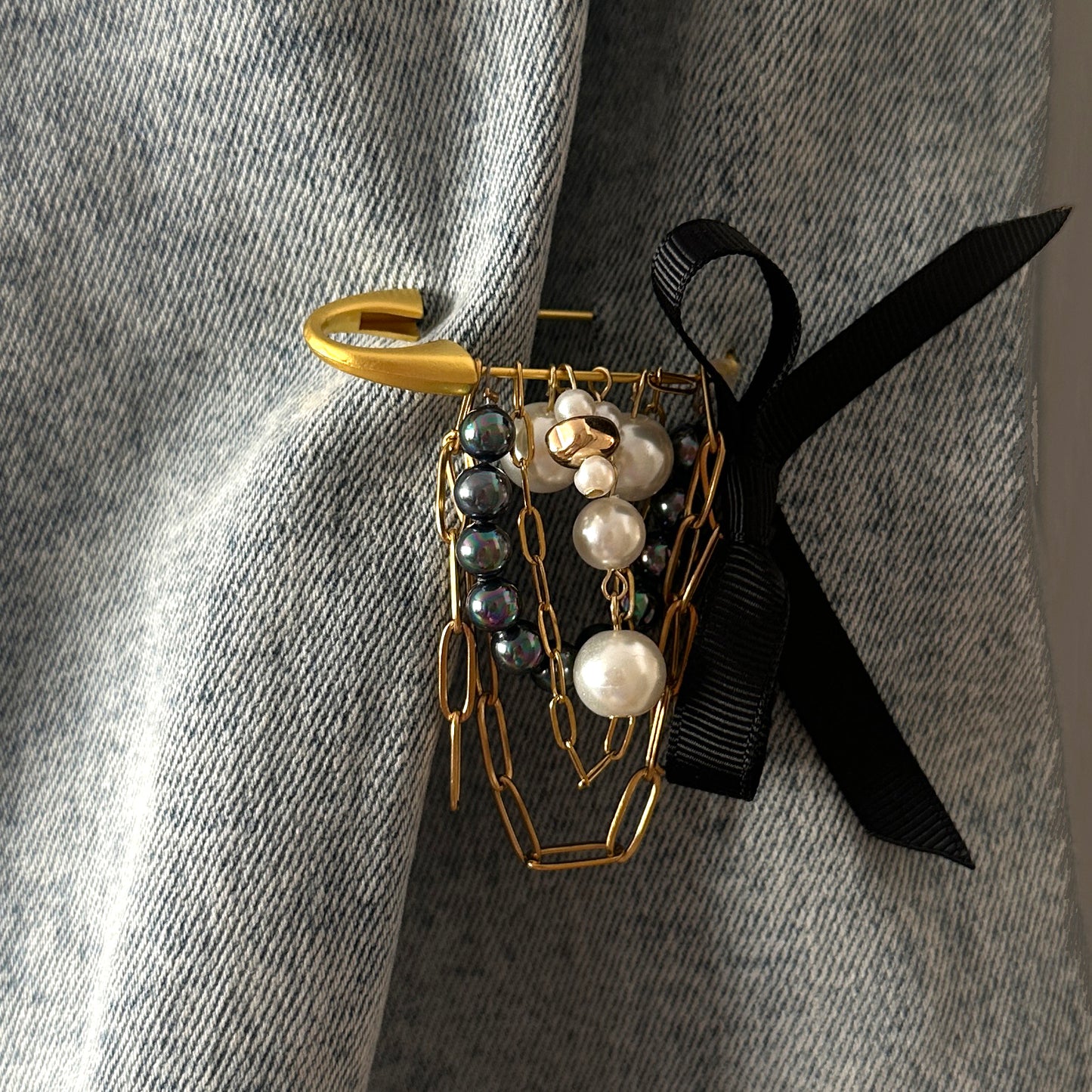 Брошка "Scarlet Muse"